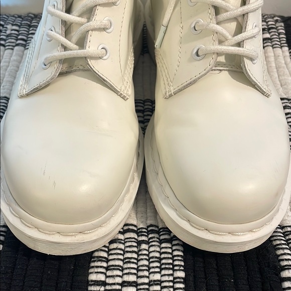 Dr. Martens Men’s Off-White Lace-Up Boots, mens 11 - Picture 4 of 16